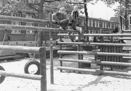 502942 Afbeelding van spelende kinderen op het klimtoestel op de speelplaats aan het Koekoeksplein te Utrecht.